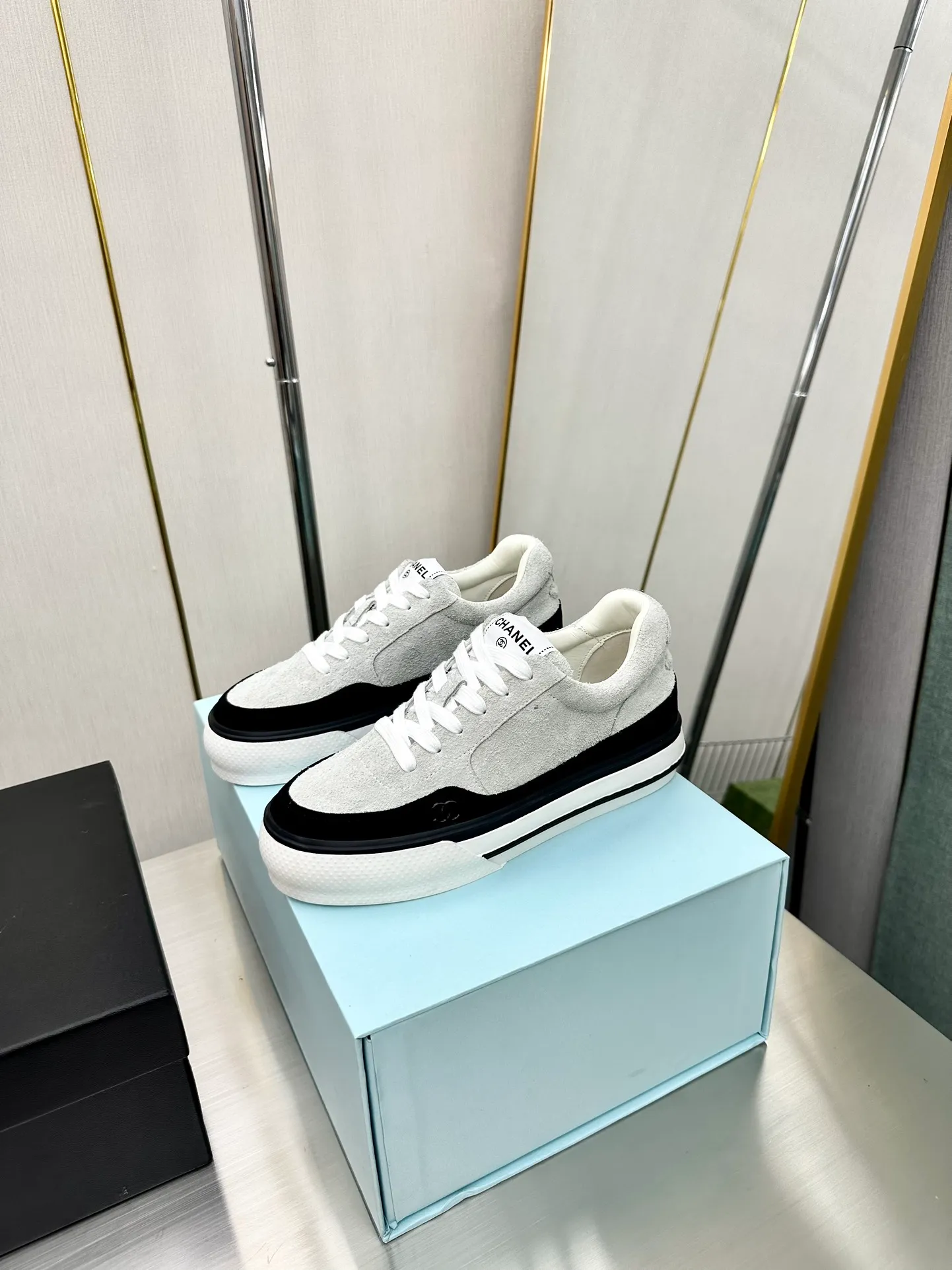 👟👟Ex-factory price 480👟👟 Women's shoes, women's clothing, Chanel 24C, the latest hot style, rhinestones, panda, black and white, sports shoes, casual sneakers, Xiaoxiang, hot items at the end of the year, classic black and white, panda color matching, rhombus fresh color matching, coco girls must buy it, super beautiful, sparkling at all kinds of parties Bling Bling Comparable to the collection, [Swarovski diamonds] are long-lasting bright, dazzling, and crystal clear. Fabric: Original customized cow suede, technical cloth. Lining: Original silk cowhide lining. Outsole: Original molded rubber + T👟👟Factory price U combination. Original full package. Size: Women's 35-40 (41 customized)